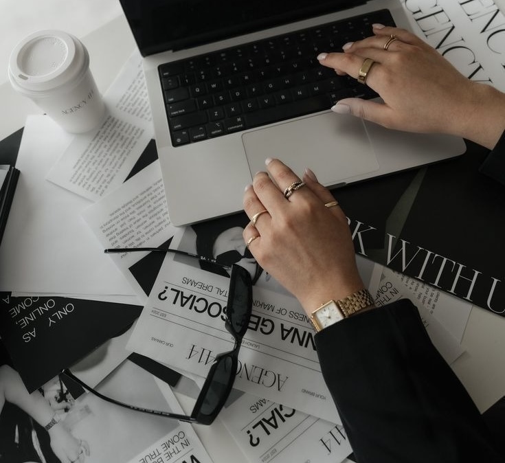 Mesa de trabalho de uma agência de marketing digital